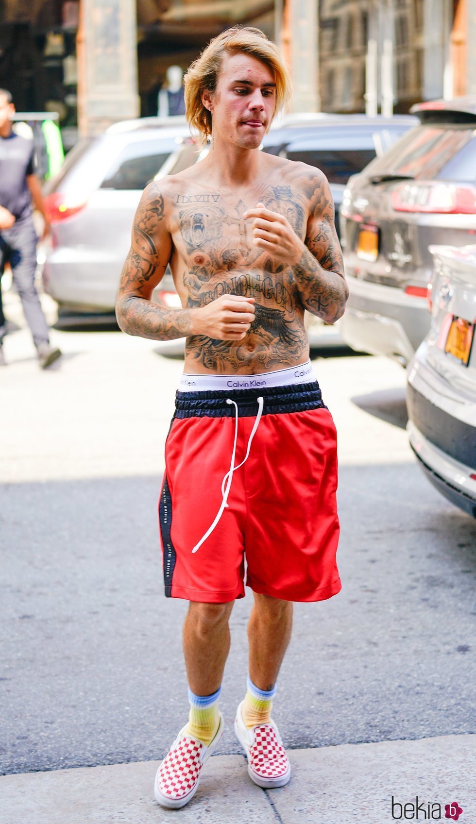 Justin Bieber se pasea sin camiseta por las calles de Nueva York