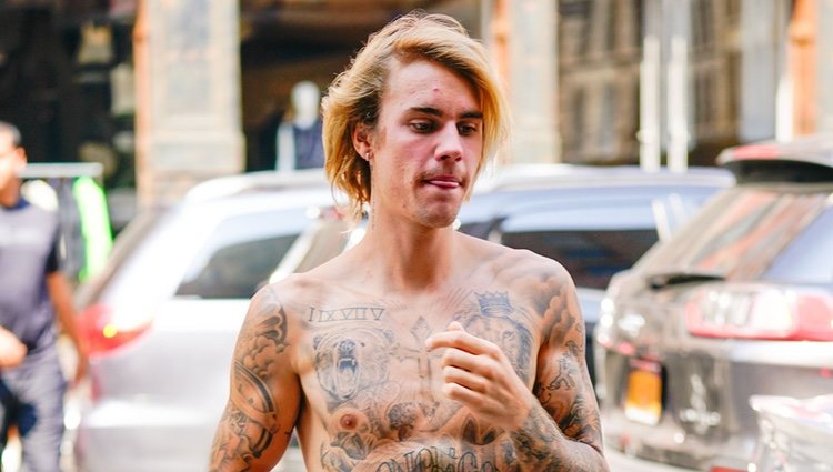 Justin Bieber se pasea sin camiseta por las calles de Nueva York