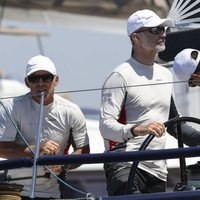 El Rey Felipe timoneando el Aifos 500 en la Copa del Rey de Vela 2018