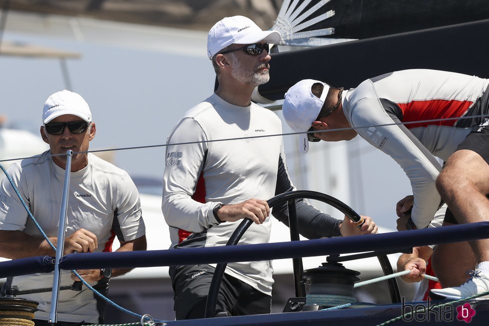 El Rey Felipe timoneando el Aifos 500 en la Copa del Rey de Vela 2018