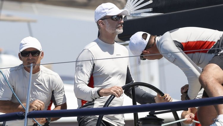 El Rey Felipe timoneando el Aifos 500 en la Copa del Rey de Vela 2018