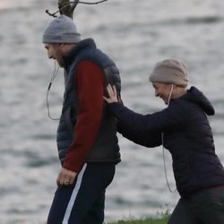 Liam Neeson y Lesley Manville muy divertidos durante el rodaje de 'Gente normal'