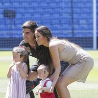 Thibaut Courtois junto a su ex y sus hijos en la presentación con el Real Madrid