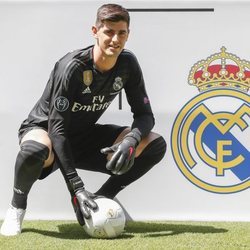 Thibaut Courtois posando con la equipación del Real Madrid