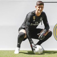 Thibaut Courtois posando con la equipación del Real Madrid