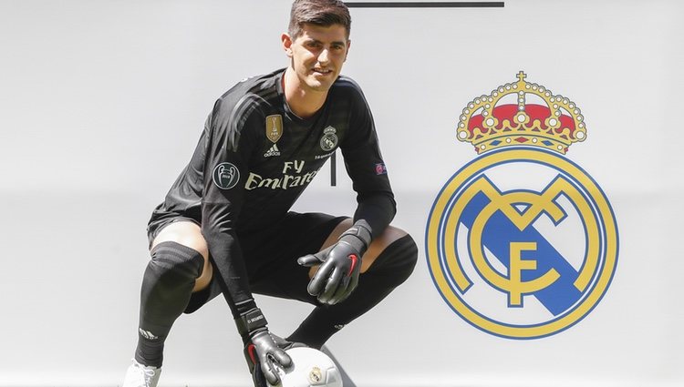 Thibaut Courtois posando con la equipación del Real Madrid