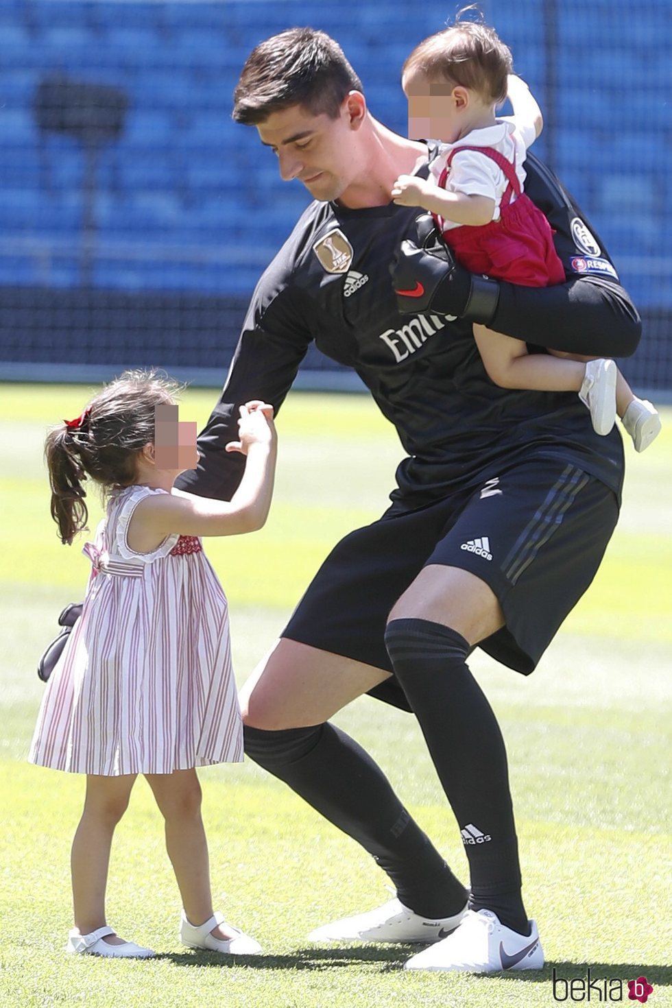 Thibaut Courtois con sus dos hijos en el Santiago Bernabéu