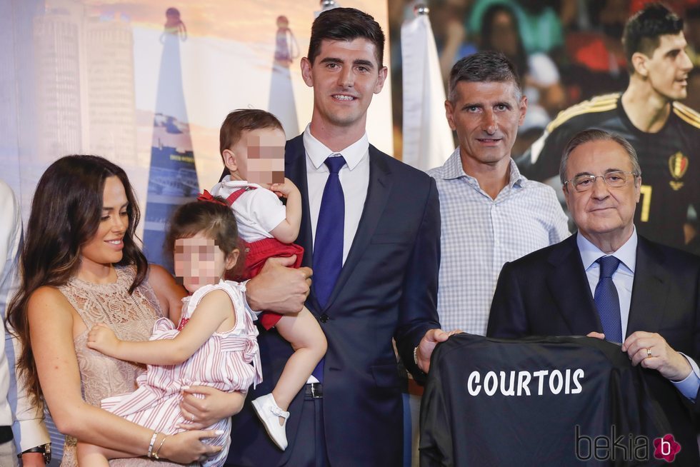 Thibaut Coutois junto a su familia durante su presentación con el Real Madrid