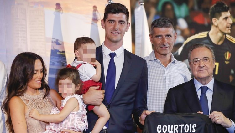 Thibaut Coutois junto a su familia durante su presentación con el Real Madrid