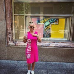 Belén Esteban imitando a Audrey Hepburn en 'Desayuno con diamantes' en Nueva York