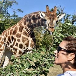 Mary de Dinamarca con una jirafa en Knuthenborg Safari Park