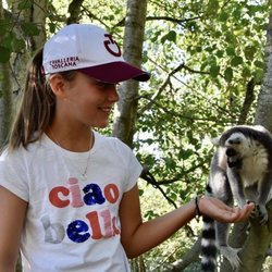 Isabel de Dinamarca con un lemur