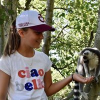 Isabel de Dinamarca con un lemur