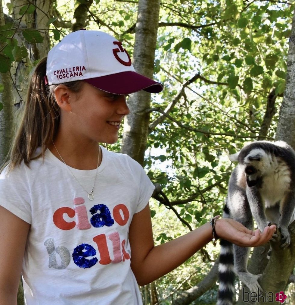 Isabel de Dinamarca con un lemur