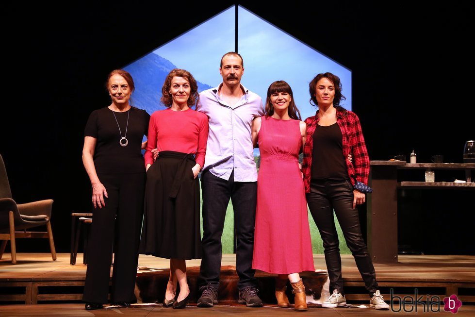 Lola Casamayor, Nuria González, Fele Martínez, Mónica Regueiro y Lucía Barrado