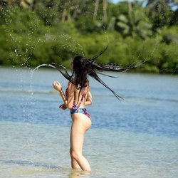 Farrah Abraham moviendo el pelo en la playa