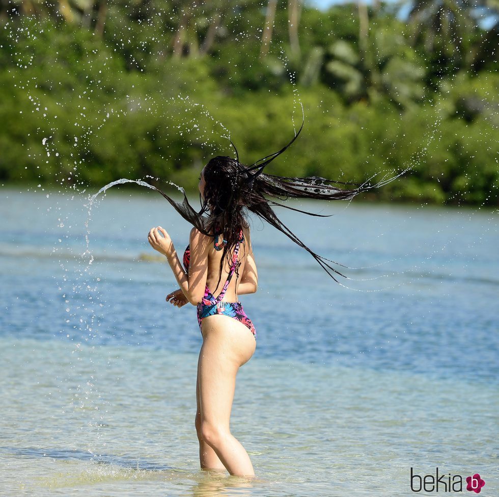 Farrah Abraham moviendo el pelo en la playa