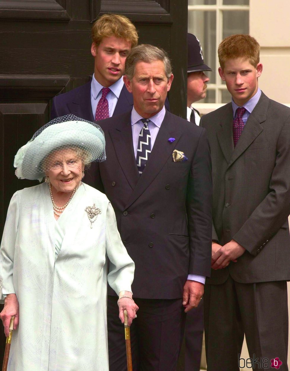 La Reina Madre, el Príncipe Carlos, el Príncipe Guillermo y el Príncipe Harry