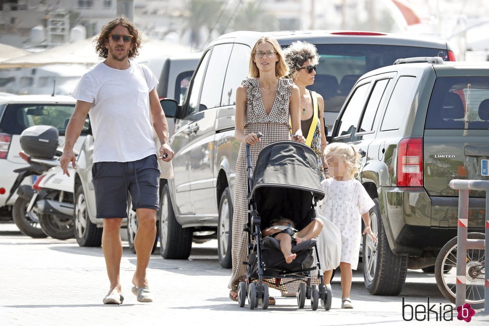 Carles Puyol y Vanessa Lorenzo con sus hijas por Ibiza