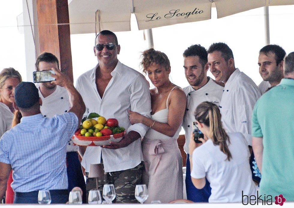 Jennifer Lopez y Alex Rodríguez posan para una foto en Capri