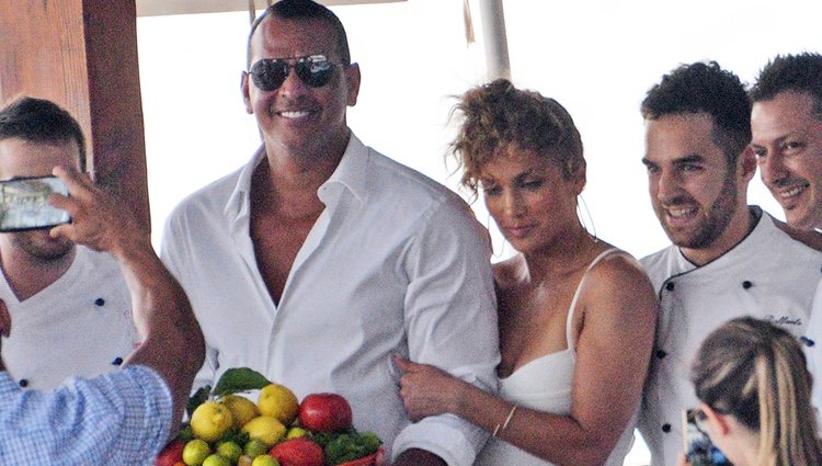 Jennifer Lopez y Alex Rodríguez posan para una foto en Capri