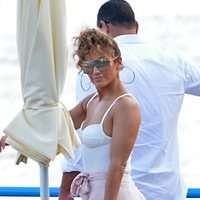 Jennifer Lopez y Alex Rodríguez caminan por Capri en sus vacaciones