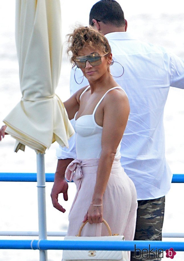 Jennifer Lopez y Alex Rodríguez caminan por Capri en sus vacaciones