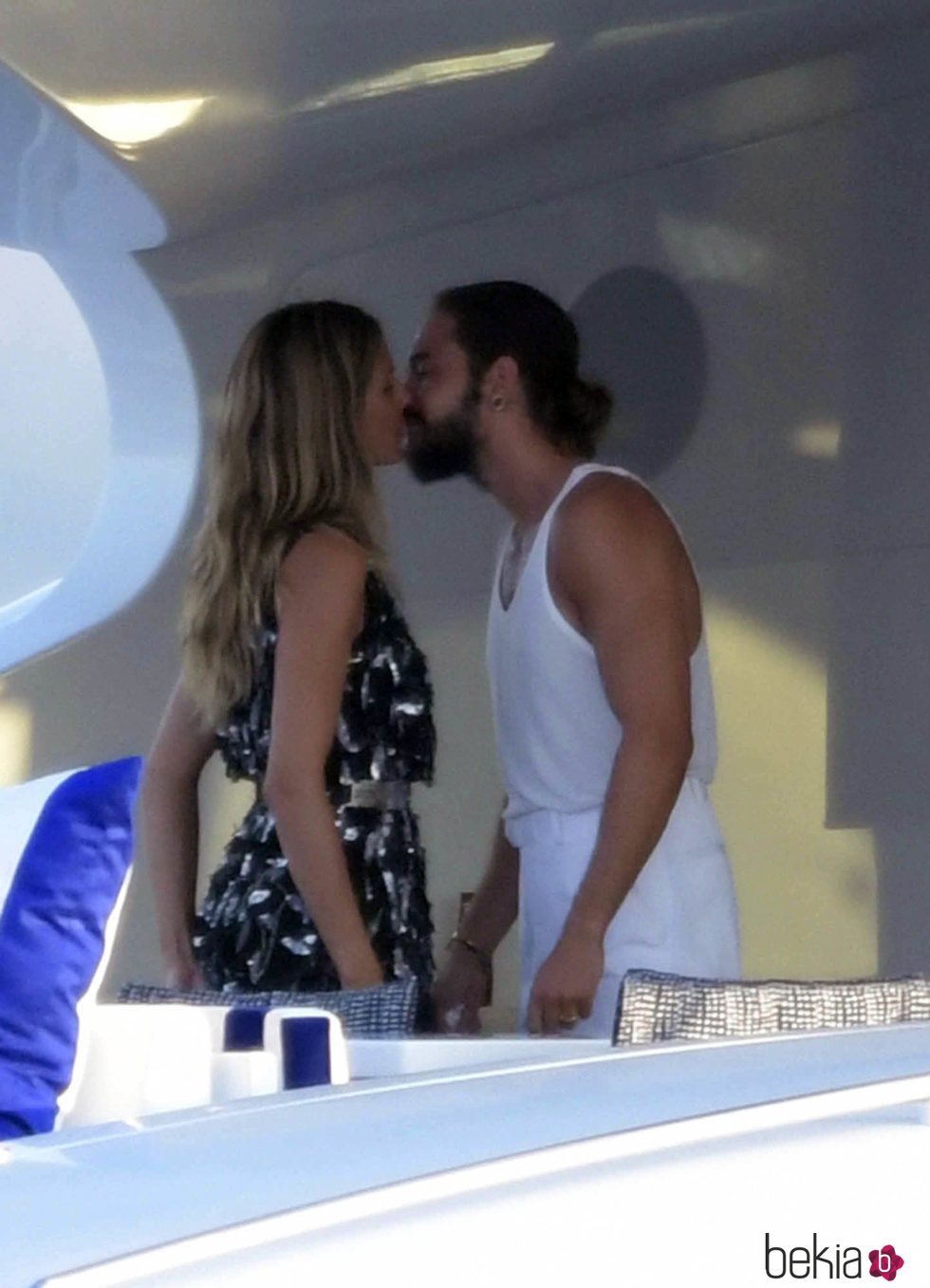 Heidi Klum y Tom Kaulitz besándose a bordo del yate en el que navegan por el Mediterráneo