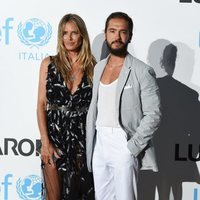 Heidi Klum y Tom Kaulitz posando juntos en la alfombra roja de la Gala de Verano de Unicef