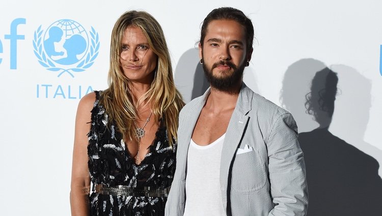 Heidi Klum y Tom Kaulitz posando juntos en la alfombra roja de la Gala de Verano de Unicef