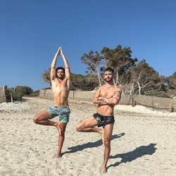 Pelayo Díaz y Andy McDougall disfrutando de las playas de Ibiza durante sus vacacioens