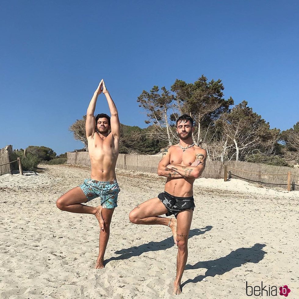 Pelayo Díaz y Andy McDougall disfrutando de las playas de Ibiza durante sus vacacioens