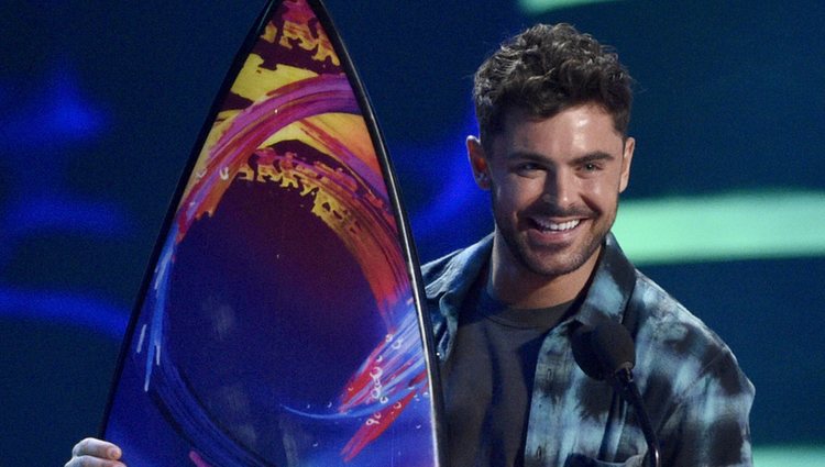 Zac Efron recogiendo su premio en la gala de los Teen Choice 2018