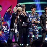 El grupo CNCO recogiendo su galardón en la gala de los Teen Choice 2018