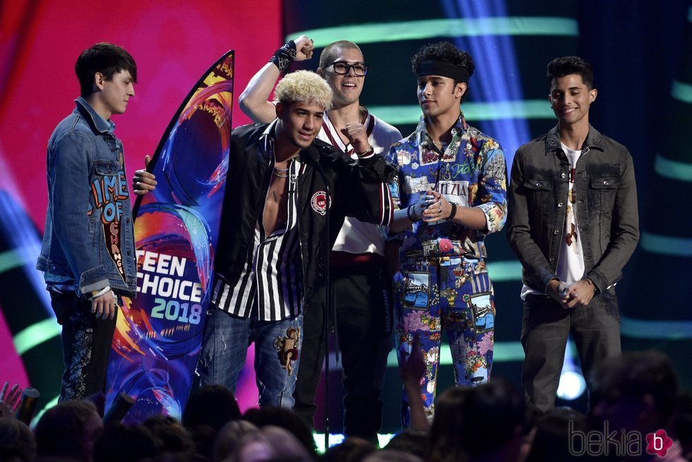 El grupo CNCO recogiendo su galardón en la gala de los Teen Choice 2018