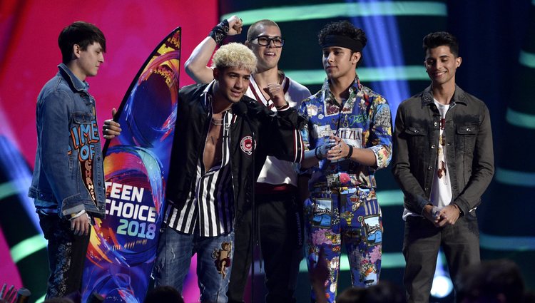 El grupo CNCO recogiendo su galardón en la gala de los Teen Choice 2018