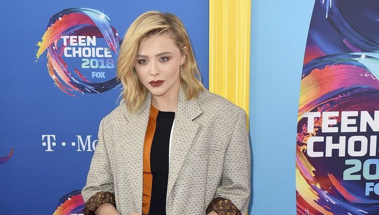 Chloë Moretz en la alfombra roja de los Teen Choice Awards 2018