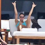 Kendall Jenner haciendo una peineta durante sus vacaciones en México