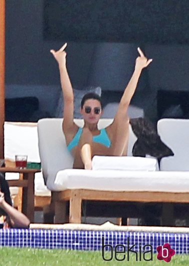 Kendall Jenner haciendo una peineta durante sus vacaciones en México