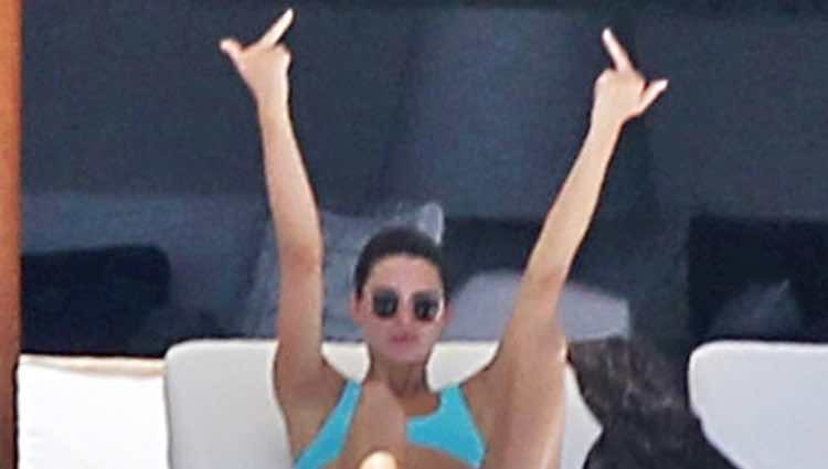 Kendall Jenner haciendo una peineta durante sus vacaciones en México