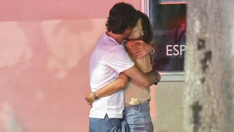 Alessandra Ambrosio con Nicolo Oddi besándose en Los Ángeles 2018