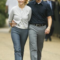 Mette-Marit de Noruega y el Príncipe Haakon  paseando por Londres en 2002