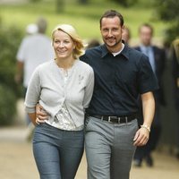 Mette-Marit de Noruega y el Príncipe Haakon  paseando por Londres en 2002