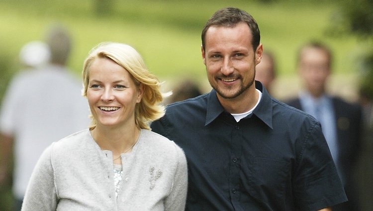 Mette-Marit de Noruega y el Príncipe Haakon  paseando por Londres en 2002