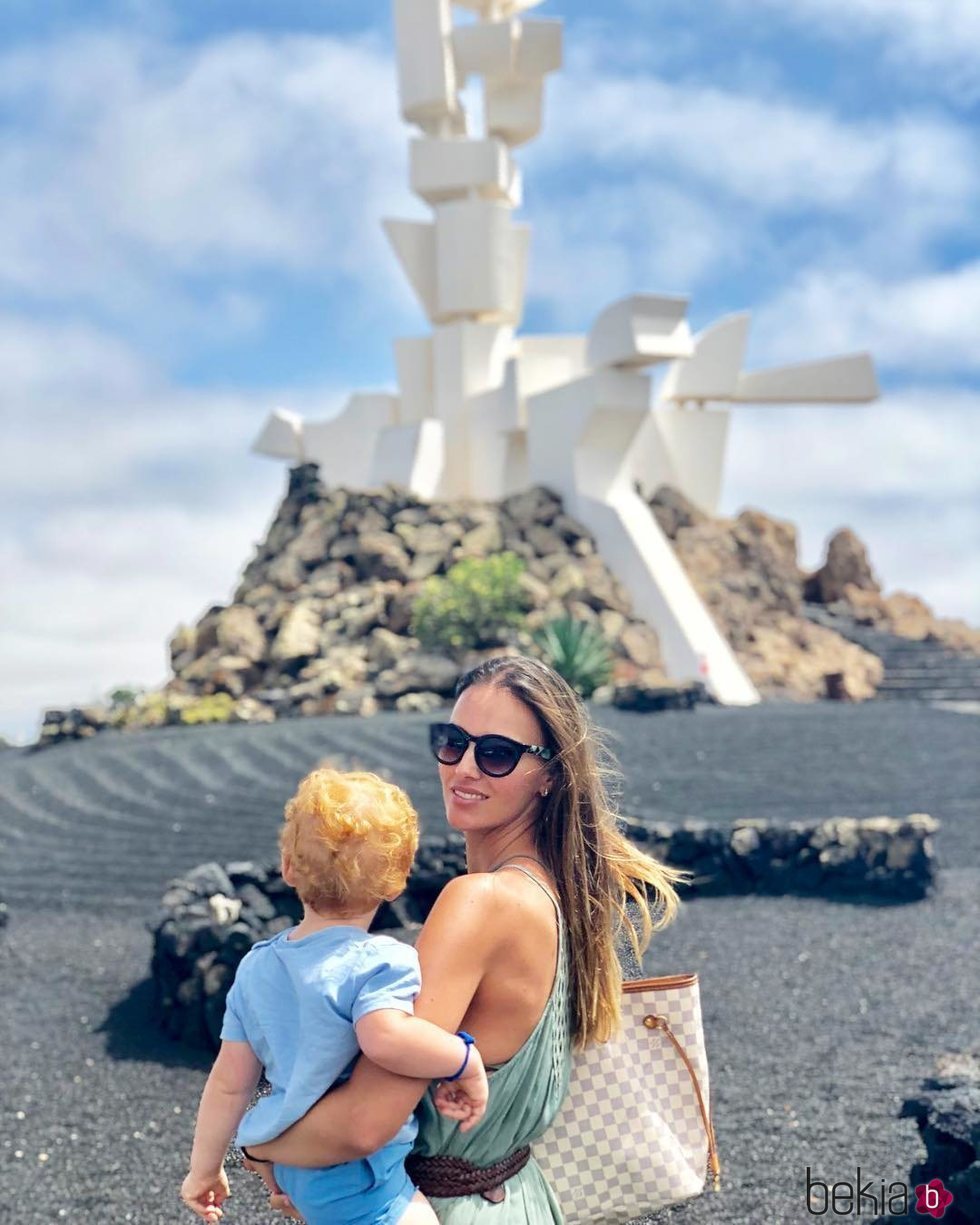 Helen Lindes con su hijo Alan en el Monumento al campesino de Lanzarote