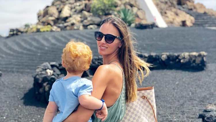 Helen Lindes con su hijo Alan en el Monumento al campesino de Lanzarote