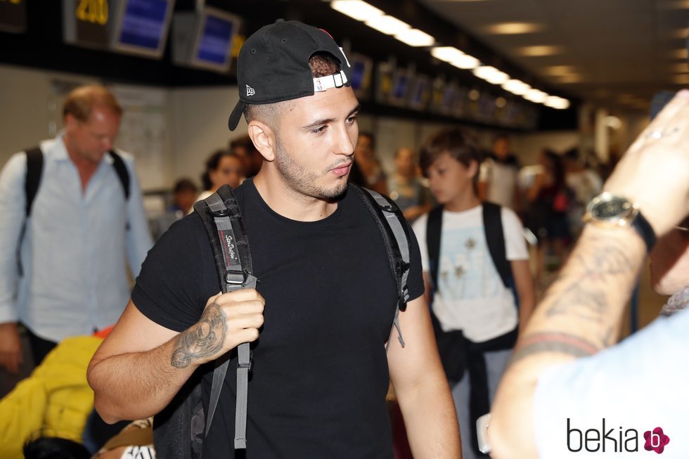 Omar Montes en el aeropuerto de Madrid Barajas