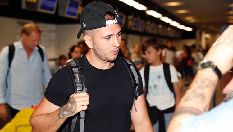 Omar Montes en el aeropuerto de Madrid Barajas