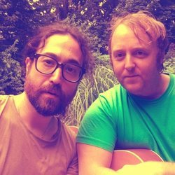 Sean Ono Lennon y James McCartney posan juntos