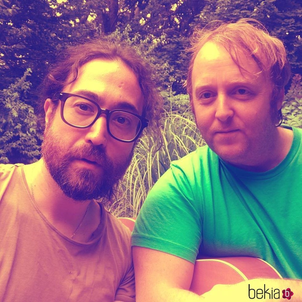 Sean Ono Lennon y James McCartney posan juntos